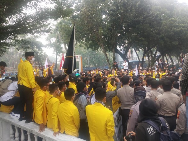 Ratusan mahasiswa dari UNILAK berdemo di Kantor DPRD Riau terkait permasalahan asap di Riau