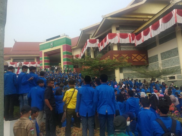Ratusan mahasiswa UIR duduki Kantor DPRD Riau usai memaksa masuk dengan aparat kepolisian