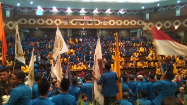 Ribuan mahasiswa menduduki ruang paripurna DPRD Riau