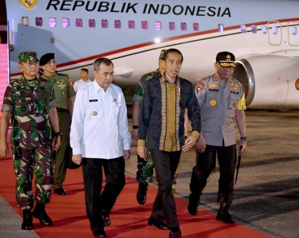 Presiden Jokowi disambut Gubernur Riau Syamsuar saat tiba di Pekanbaru (foto/int)