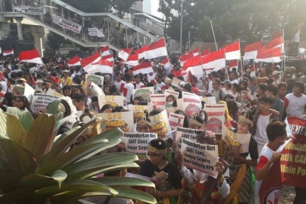 Demonstran memenuhi depan Gedung KPK saat aksi sepanjang Senin siang hingga sore kemarin. Foto: int 