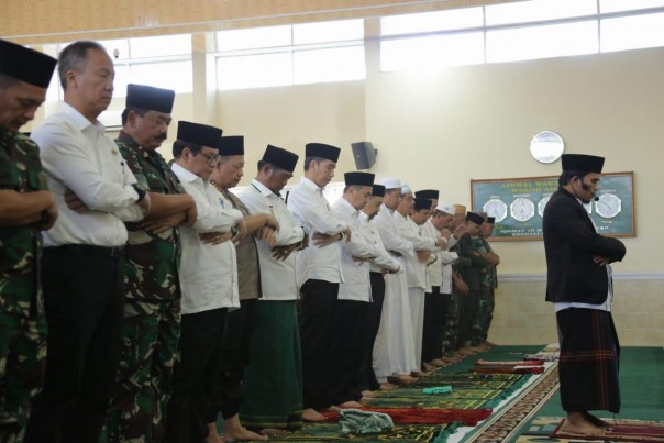 Presiden Joko Widodo saat mengikut salat istisqa di mesjid Amrullah komplek Lanud Roesmin Nurjadin 
