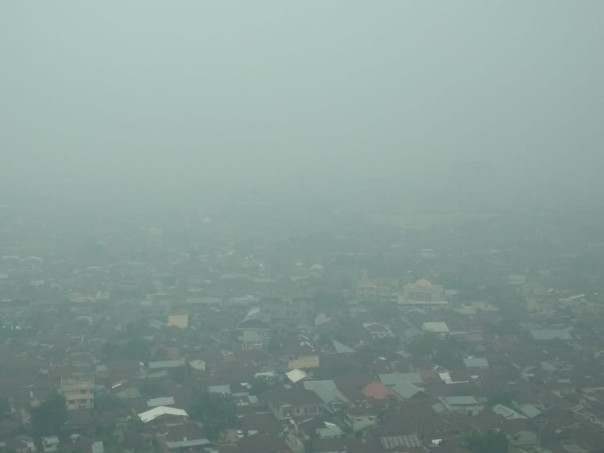 Kabut asap pekat masih menyelimuti Kota Pekanbaru, Riau