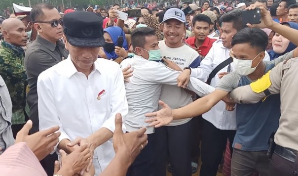 Warga Pelalawan berebutan ingin bersalaman dengan Presiden Jokowi saat meninjau Karhutla di kawasan itu. Foto: ardi 