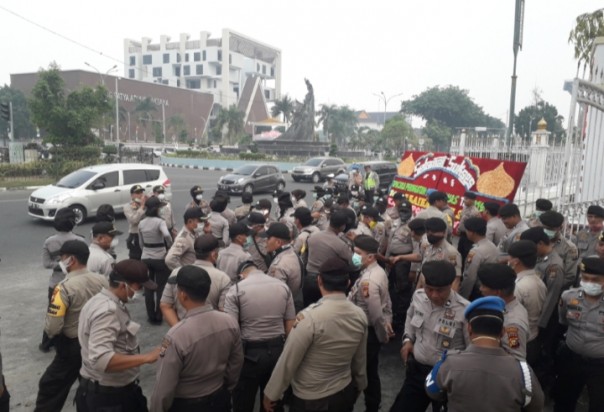 Aparat kepolisian pasang pagar betis untuk menghadang ribuan mahasiswa yang menggelar demonstrasi di Gubernur Riau (foto/riki)