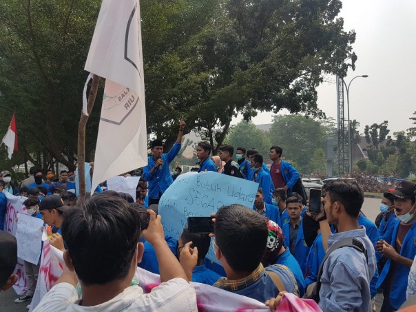 Ratusan mahasiswa UIR demo asap di Kantor DPRD Riau