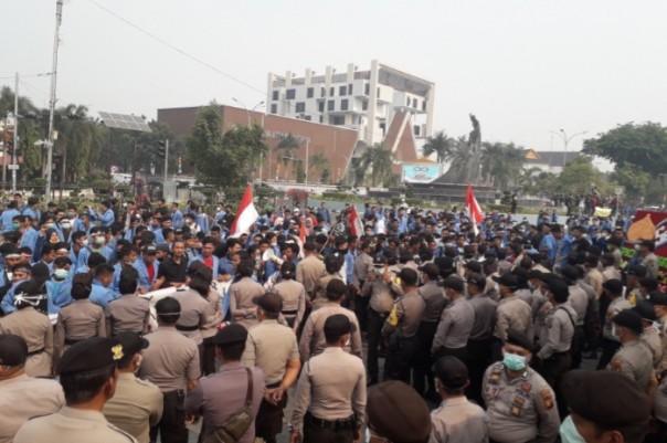 Ribuan mahasiswa tiba di gerbang Kantor Gubernur Riau yang dijaga polisi dan Satpol PP (foto/riki)