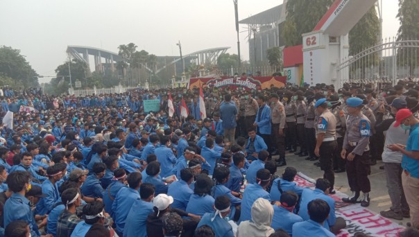 Ribuan mahasiswa dari UIN Suska Riau melakukan aksi demo di depan kantor Gubernur Riau
