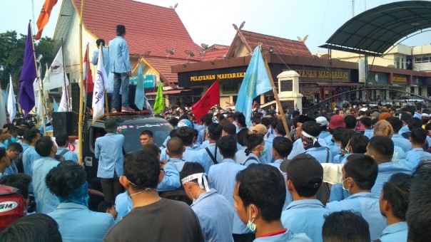 Ribuan mahasiswa UR dan Abdurab datangi mapolda Riau
