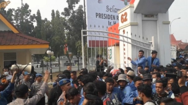 Mahasiswa sempat dorong-dorongan dengan polisi di gerbang depan Kantor Gubernur Riau (foto/riki)