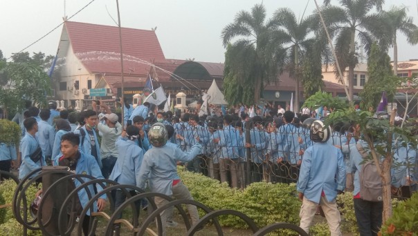 Berlangsung rusuh, mahasiswa Universitas Riau disiram water canon