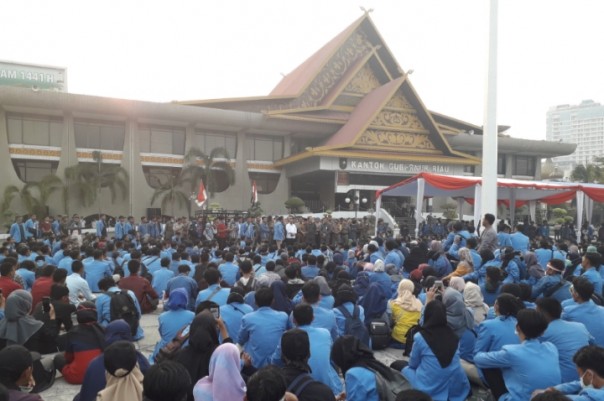 Wakil Gubernur Riau Edy Natar menjumpai ribuan mahasiswa dari UIN Suska Riau (foto/riki)