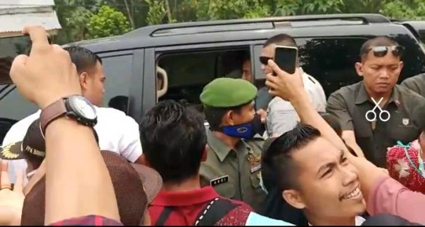Ditengah asap Jokowi bagi-bagi kaos di Pelalawan
