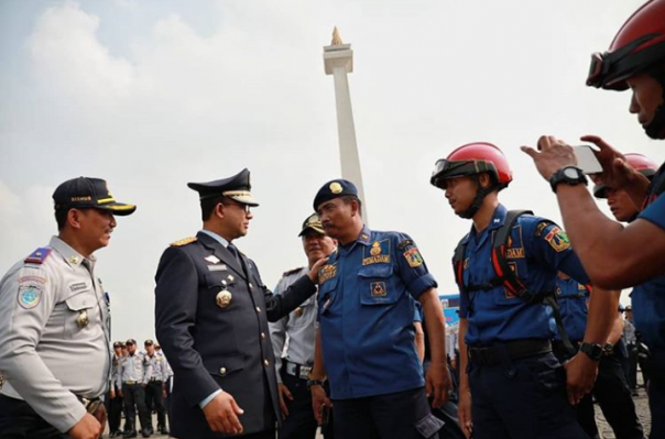 Gubernur DKI Jakarta, Anies Baswedan ketika sedang berdialog dengan petugas yang akan dikirim ke daerah terkena kabut asap (Sumber: IG Anies Baswedan)