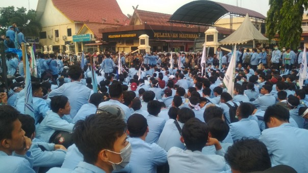 Puluhan ribu mahasiswa Riau Turun Ke Jalan