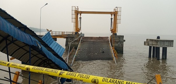 Kondisi dermaga yang ambruk di Pelabuhan Buton, Siak. Foto: lin 