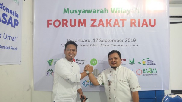 Pimpinan Dompet Dhuafa Riau, Ali Bastoni serta Pimpinan Cabang IZI RIau, Adin Sampurna menjadi Ketua dan Sekretaris FOZ Riau periode 2019-2022