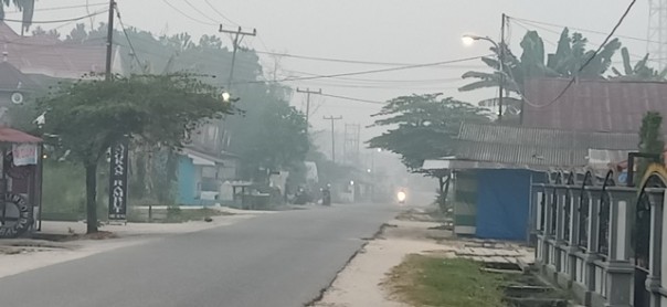Salah satu kawasan di Kota Pangkalan Kerinci yang tampak masih diselimuti kabut asap pekat. Foto: ardi 