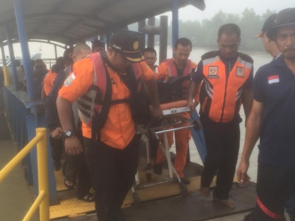 Petugas Basarnas mengevakuasi jenazah Riandy, korban tewas dalam insiden ambruknya dermaga roro di Pelabuhan Buton, Siak. Foto: lin 