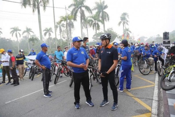 Bupati Siak Alfedri ikut serta dalam kegiatan fun bike yang digelar untuk memeriahkan lomba balap sepeda Tour de Siak 2019. Foto: lin 