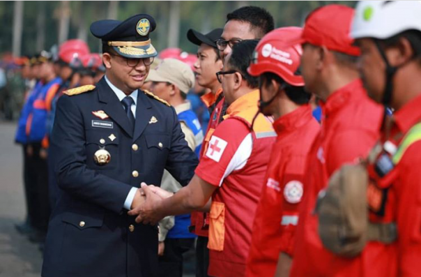 Gubernur DKI Jakarta, Anies Baswedan saat menyalami petugas yang dikirim Pemprov DKI ke daerah terpapar kabut asap karena karhutla (Sumber: IG Anies Baswedan)