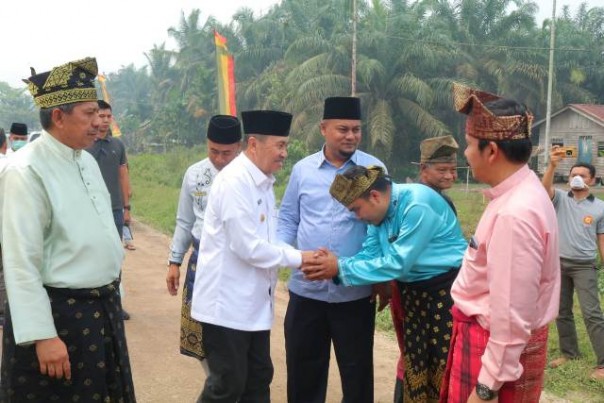 Gubri Syamsuar hadir dalam pengukuhan pemangku adat di Kampung Sungai Berbari, Siak. Foto: lin