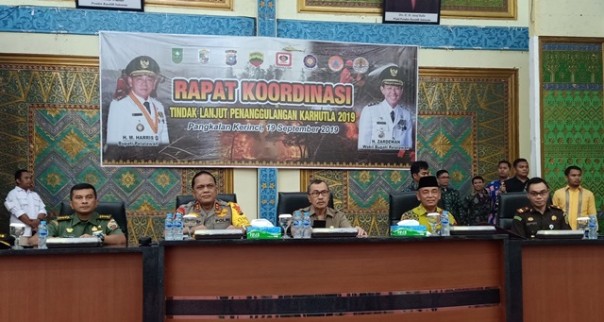 Gubernur Riau Syamsuar memimpin rapat koordinasi penanganan Karhutla yang digelar di Kota Pangkalan Kerinci, Pelalawan. Foto: ardi 