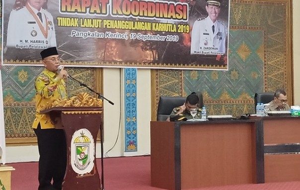 Bupati Pelalawan HM Harris memberikan sambutan dalam rapat koordinasi karhutla yang dipimpin Gubernur Riau Syamsuar. Foto: hari 