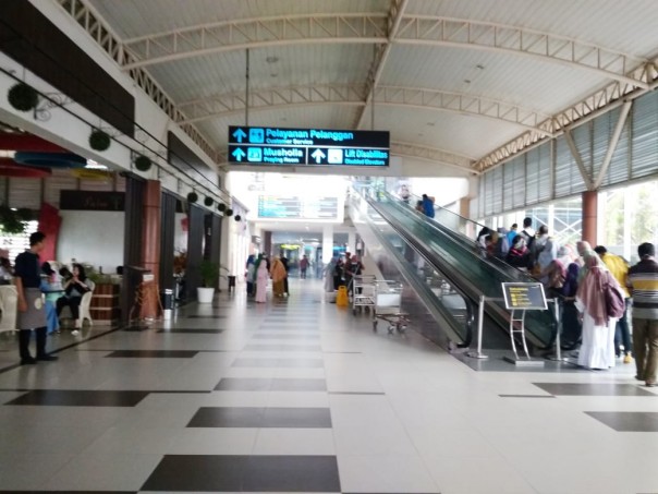 Suasana di bandara Sultan Syarif Kasim II saat kabut asap melanda Kota Pekanbaru