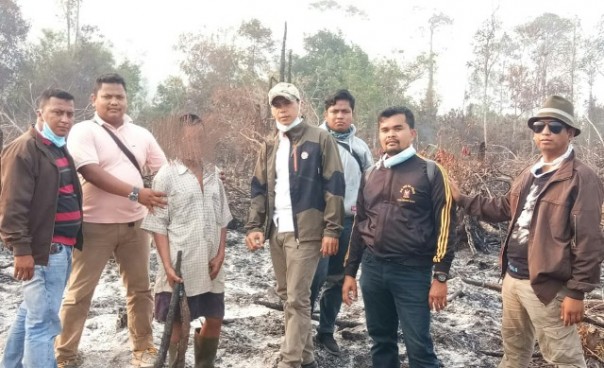 Jajaran Polres Inhil mengamankan BB, yang diduga melakukan aksi pembakaran lahan di Kecamatan Pelangiran, Inhil. Foto: rgo 