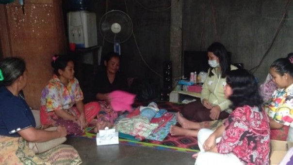 Suasana rumah duka bayi malang di Kecamatan Tenayan Raya, Pekanbaru yang diduga meninggal akibat kabut asap
