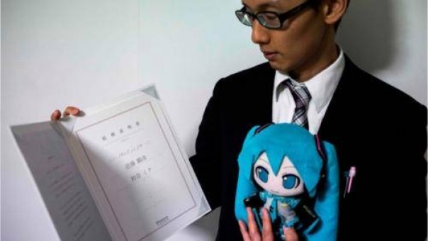 Otaku Jepang ini bangga bisa menikahi tokoh anime (foto/int)