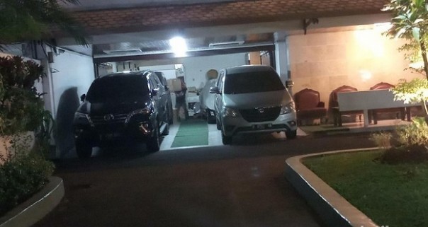 Kondisi di rumah dinas Imam Nahrawi di Jakarta Selatan, Kamis malam tadi. Foto: int 