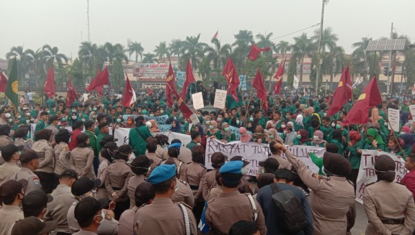 Mahasiswa Universitas Muhammadiyah Riau melakukan aksi demo di depan kantor gubernur Riau