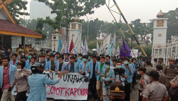 Mahasiswa Universitas Riau saat memasuki kantor gubernur Riau