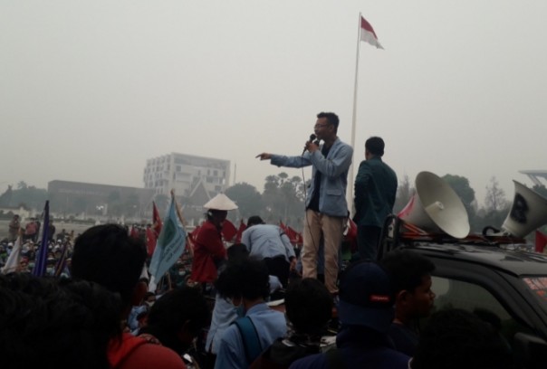 Ratusan mahasiswa sindir Gubernur Riau yang ke Thailand saat kabut asap melanda (foto/riki)