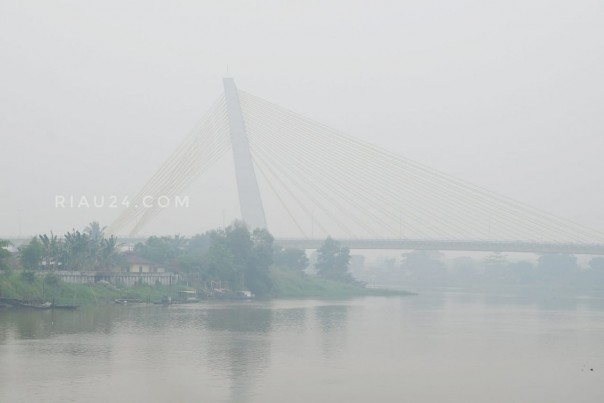 Jembatan Siak IV yang tertutup kabut asap akibat kebakaran hutan dan lahan