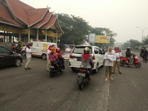 Peduli Kesehatan, KESIRA Riau Bagikan Ribuan Masker Pada Masyarakat Pekanbaru