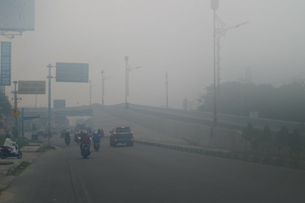 Kabut asap menyelimuti Pekanbaru, Riau