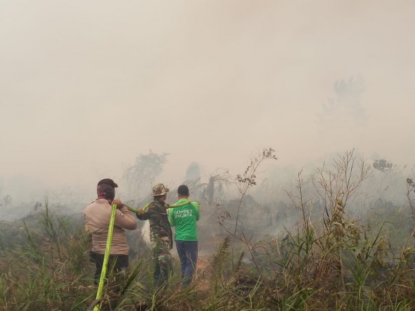 Tim Dompet Dhuafa Riau turun membantu untuk memadamkan api di Kabupaten Pelalawan