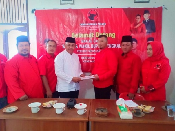 Salah satu kandidat menyerahkan berkas pendaftaran ke DPC PDIP Kabupaten Bengkalis. Foto: hari 