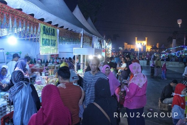 Stan bazar Tour de Siak 2019 yang ramai dikunjungi masyarakat, Sabtu 21 September 2019 malam ini. Foto: lin 