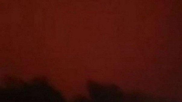 Langit di Jambi yang tampak memerah seperti darah akibat kebakaran hutan dan lahan. Foto: int 