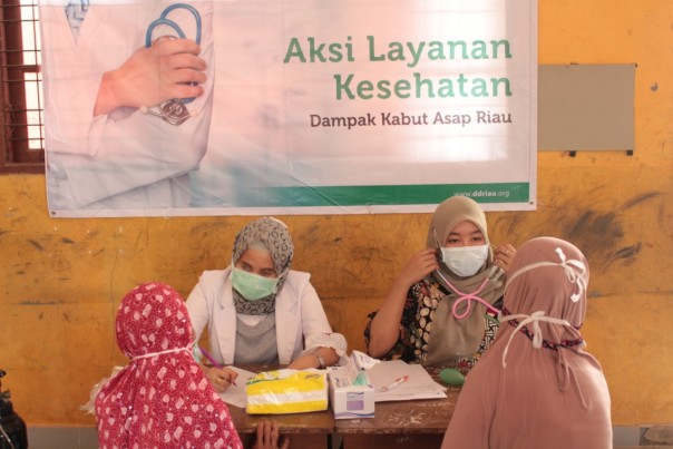 Dompet Dhuafa Riau dan Komunitas Tangan di Atas memberikan layanan kesehatan gratis bagi warga di Tenayan Raya