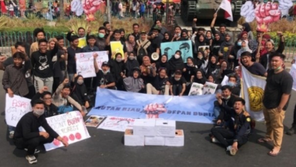 Mahasiswa dan pelajar asal Riau yang berada di Malang menggelar aksi solidaritas untuk korban kabut asap (foto/istimewa)