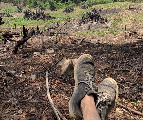 Rocky Gerung unggah sebuah foto sepatunya yang kotor