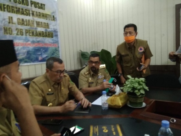 Gubernur Riau, Syamsuar bersama Wakil Gubernur Riau, Edy Natar Nasution saat memimpin rapat penetapan siaga pencemaran udara