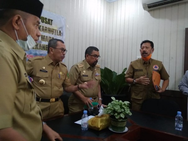 Gubernur Riau, Syamsuar bersama Wakil Gubernur Riau, Edy Natar Nasution saat memimpin rapat penetapan siaga pencemaran udara