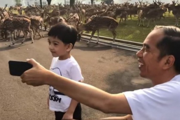 Presiden Jokowi saat nge-vlog bareng cucunya Jan Ethes di Istana Kepresidenan Bogor