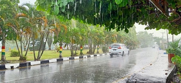 Kota Siak Sri Indrapura saat diguyur hujan Senin siang ini. Foto: lin 
